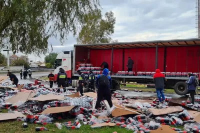 No es broma: Vuelcan en la misma esquina de Córdoba un camión de fernet y otro de Coca Cola