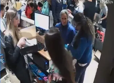 Una jubilada fue a comprar unas zapatillas, tenía la tarjeta vencida y el dueño del comercio se las regaló