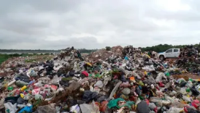 Paraná: un niño de ocho años buscaba comida en un basural y murió atropellado por un camión recolector