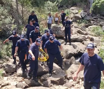 Una docente se fracturó un pie en las sierras y debió ser rescatada por los bomberos