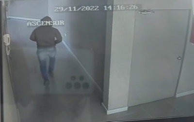 Video del delincuente caminando por el pasillo del noveno piso