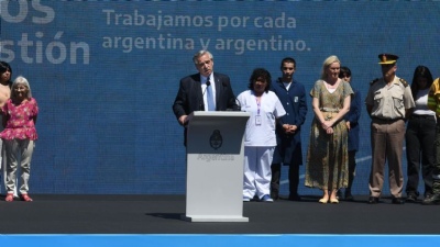 Sin Massa y CFK, un Alberto Fernández devaluado se tiró flores en la Casa Rosada