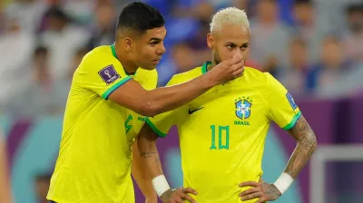 Casemiro le dio una sustancia a Neymar en medio de la goleada de Brasil y la imagen se viralizó