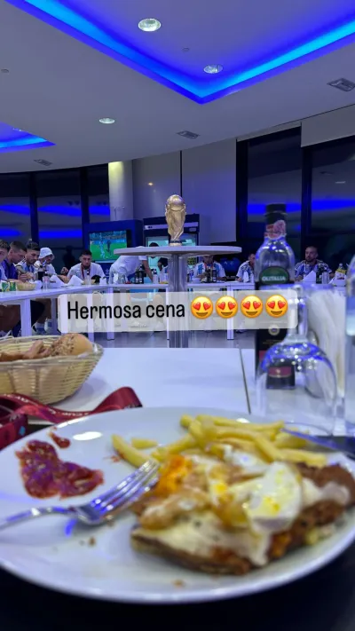 Cena de campeones: milanesas a la napolitana, papas fritas, huevos y un centro de mesa soñado