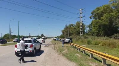 Tragedia en Ensenada: un hombre de 69 años hacía parapente, se estrelló con un cableado eléctrico y murió