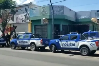 Un comerciante mató a balazos a dos de los tres ladrones que entraron en su local