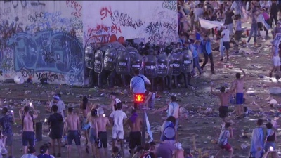 Graves incidentes en el Obelisco entre hinchas y la Policía: hubo pedradas, balas de goma y detenidos