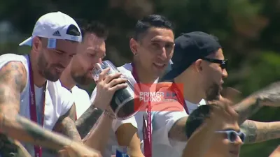 Lionel Messi y Rodrigo De Paul cortaron una botella, hicieron fernet en plena caravana y los hinchas estallaron