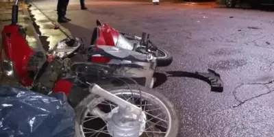 Murió ahorcado: salió a festejar el título de Argentina, aceleró la moto, se le enredó la bandera en la rueda y no resistió