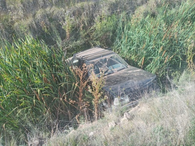 Luego de una mala maniobra cayó con su auto en el canal de la avenida 12 de Octubre