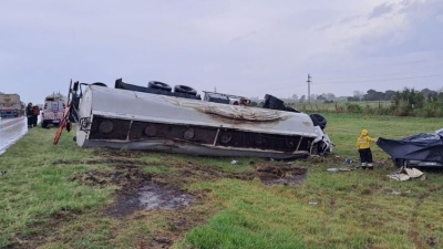 Cinco personas murieron tras un brutal choque entre un camión y un auto