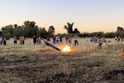 Un pringlense fabricó un misil casero y lo lanzó en un campo