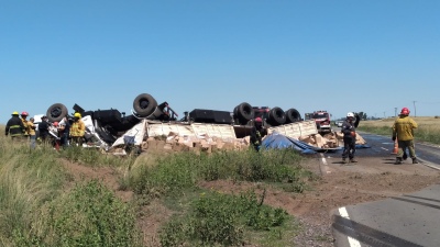 Falleció un camionero que volcó en la Ruta 33