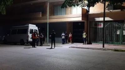 Una joven quiso cumplir un desafío, caminó por la cornisa de su edificio y se cayó a la vereda: está grave