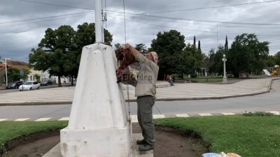 Pringles: Un vecino colgó dos cabezas de ternero en un mástil para que escuchen sus reclamos