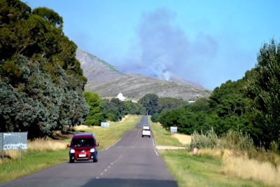 No da tregua el incendio en el sector serrano