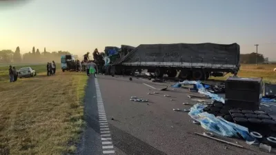 Dos camiones chocaron en la ruta 9: uno de los conductores sufrió graves heridas