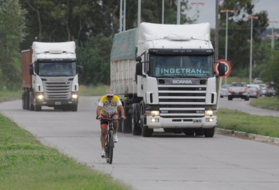 Un accidente en Coronel Suárez dio inicio al debate sobre si se puede o no circular en bicicleta por la ruta