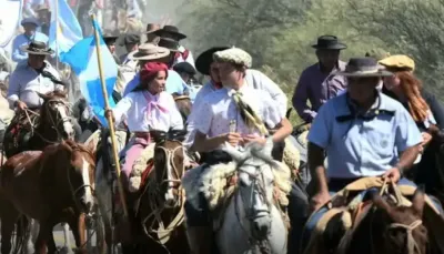 Gauchos sanjuaninos se agarraron a rebencazos en plena calle en la Cabalgata a la Difunta Correa