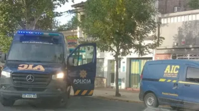 Un mecánico rosarino puso un auto a la venta, un hombre se hizo pasar por un interesado y le pegó un tiro en la cabeza