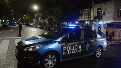 Mataron a una policía en Merlo: viajaba con su familia y le tiraron con un adoquín desde un puente