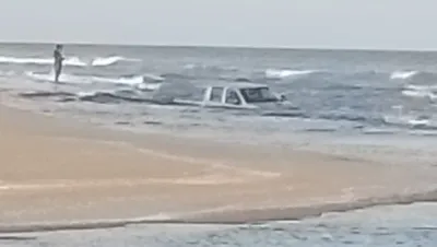 Monte: un mal cálculo hizo que una camioneta terminara dentro del mar (video)