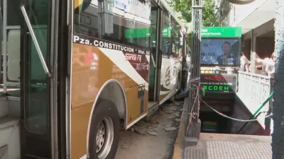 Un colectivero chocó en Palermo, dio positivo en cocaína y su justificación provocó la furia de los pasajeros