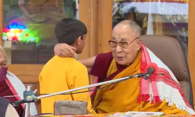 Video: el Dalai Lama besó en la boca a un nene y causó indignación