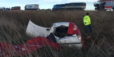 Cerca de Bolívar: una docente perdió el control del auto en plena ruta, volcó, falleció  y desató una tragedia