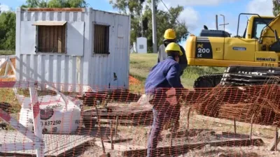 Guaminí: avanza la reparación de la defensa en Lago del Monte