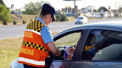 Lo frenaron en la ruta, presentó el carnet digital y el policía le dio una polémica respuesta: “Multa por...”