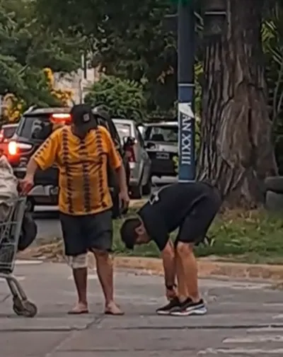 Un hombre se encontró a otro que caminaba descalzo y le hizo un regalo que emocionó a todos