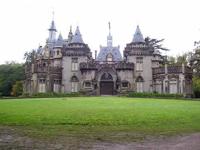 El castillo de Naveira, la joya de estilo neogótico oculta en Luján y su muralla infranqueable