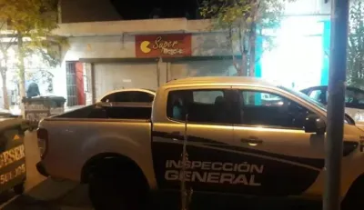 Filmaron a un gato comiendo jamón dentro de la heladera de una fiambrería y clausuraron el supermercado