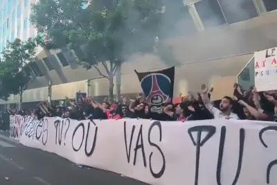 Lionel Messi: los hinchas de PSG estallaron de furia y fueron a protestar a la sede del club: “Hijo de p...”