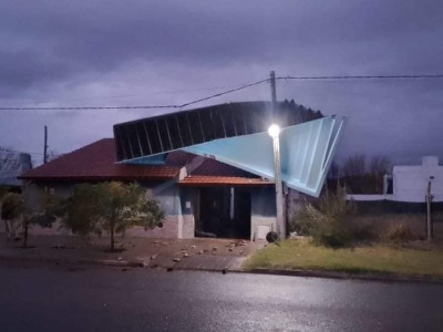 El fuerte viento hizo que una pileta termine en el techo de una vivienda.