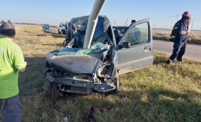 Se llevó por delante un poste en la ruta y salió viva de milagro