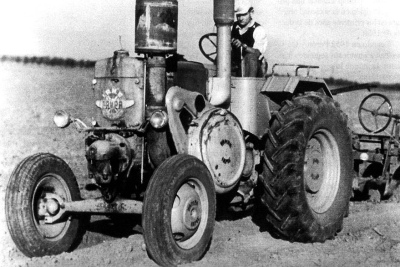 El tractor peronista que arrancaba para atrás y quedó a mitad de camino