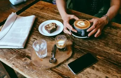 ¿Por qué se sirve el café con un vaso de agua y cuándo se debe tomar?