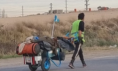 Caos en el tránsito por un hombre caminando sobre la Ruta 3