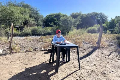 Vive en una casa de adobe prestada que no tiene luz, ni agua, ni baño ni cocina y su sueño es ser profesor de Matemáticas