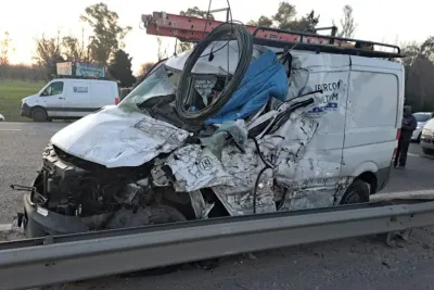 Camioneta con cuatro adolescentes volcó en el Camino del Buen Ayre, volcó y chocó contra un utilitario: murió el conductor