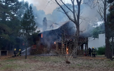 Impactantes imágenes de un incendio en dos cabañas en Monte Hermoso