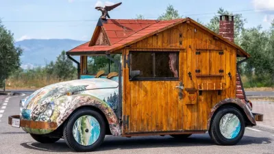 Subastan un insólito “escarabajo” adaptado, mezcla del tradicional auto con una cabaña alpina