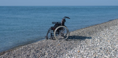 Condenan al anciano que empujó al mar a su esposa en silla de ruedas: la había cuidado 40 años