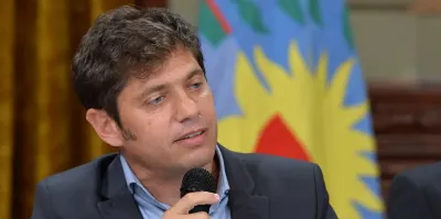 Una madre increpó a Axel Kicillof en pleno acto y le reclamó por las suspensiones de clases: “No se está cumpliendo”