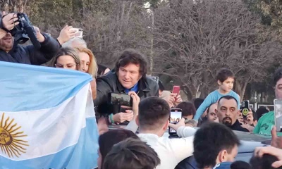 Una multitud escoltó la caravana de Milei en su llegada a Bahía