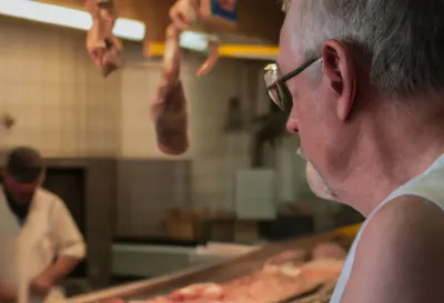 Un acto de bondad: Vecinos ayudan a un abuelo a comprar carne en Coronel Pringles