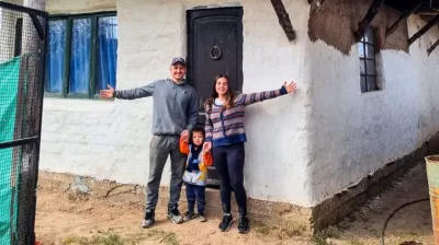 Cansados de no poder tener una casa propia, se hicieron una de adobe y hoy difunden ese método de construcción