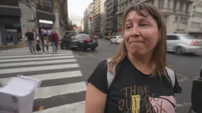 ¿Preferís cien dólares o cien mil pesos?: qué eligió la gente en las calles porteñas